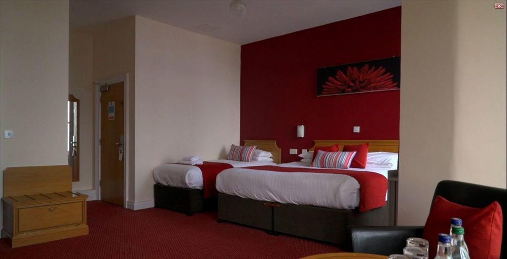 Hotel Adelphi Portrush Exterior foto A typical hotel room